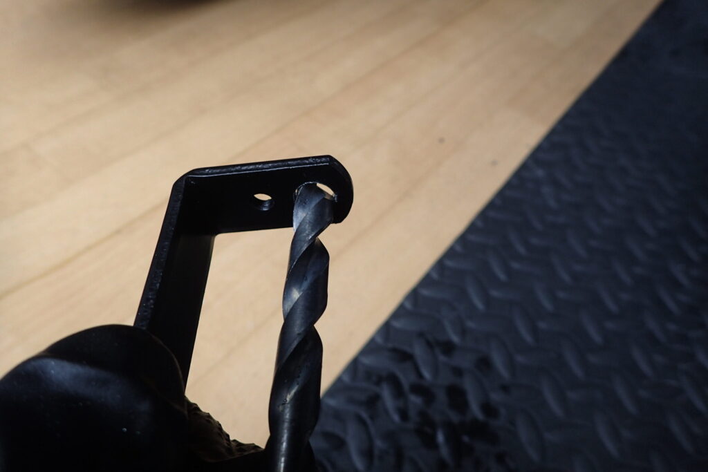 【リアカメラ固定】 バイク ドライブレコーダーのリアカメラをL字金具で取り付ける方法。サイドパニアステーを利用し、穴を加工して固定する目立たない設置の工夫。