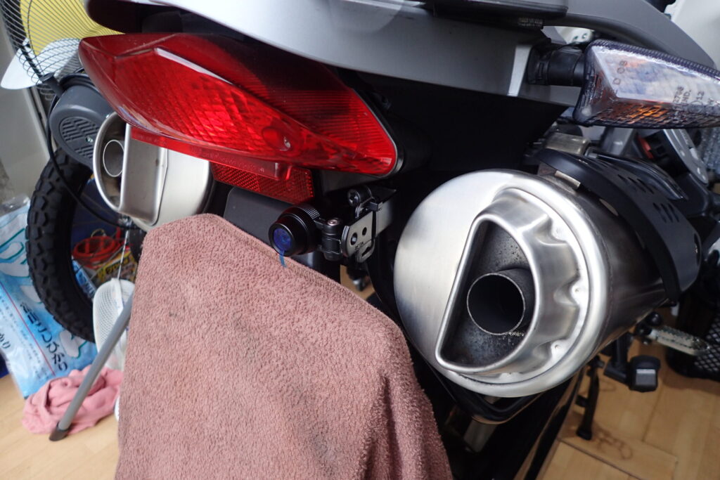 【リアカメラ固定】 バイク ドライブレコーダーのリアカメラをL字金具で取り付ける方法。サイドパニアステーを利用し、穴を加工して固定する目立たない設置の工夫。