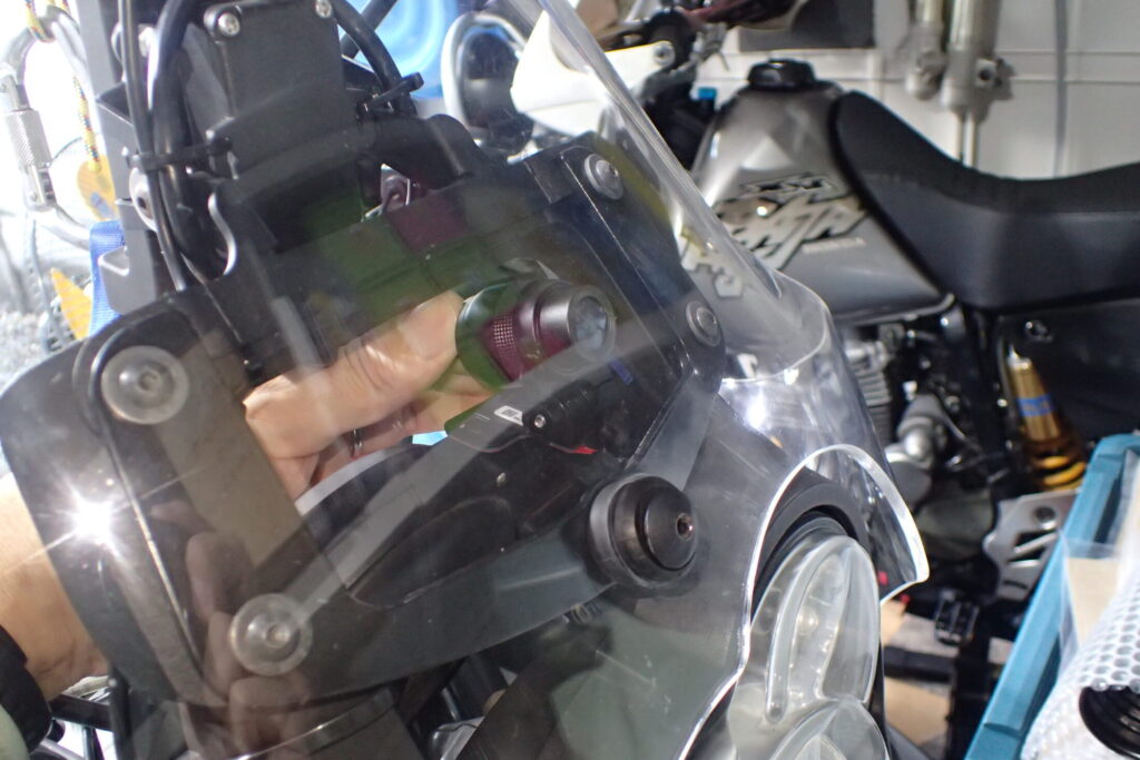 【フロントカメラ位置】 BMW G650GSのフロントカメラ取り付け位置実例。ライト上部のカウル内側に設置したデイトナ M820WDのカメラと最適な視野角。