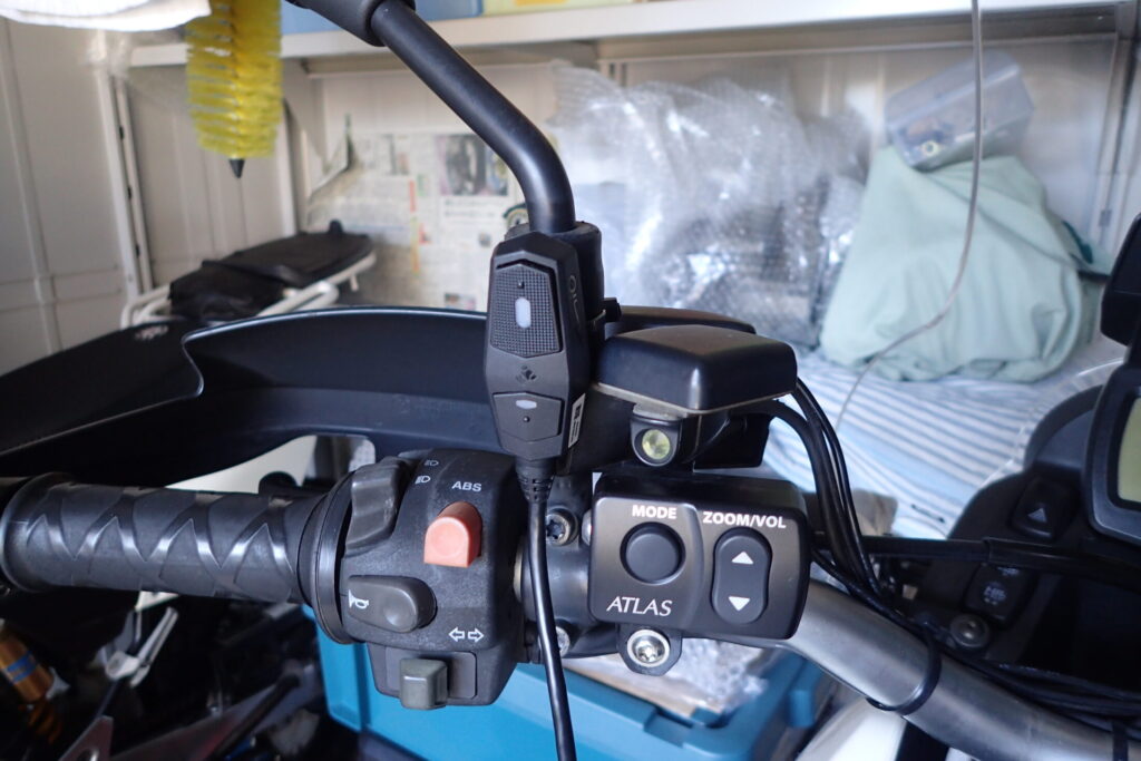 【操作スイッチ】 デイトナ M820WDのイベント記録用スイッチの取り付け場所。操作しやすいようハンドルミラー固定部にタイラップで固定するバイク用ドラレコスイッチ。
