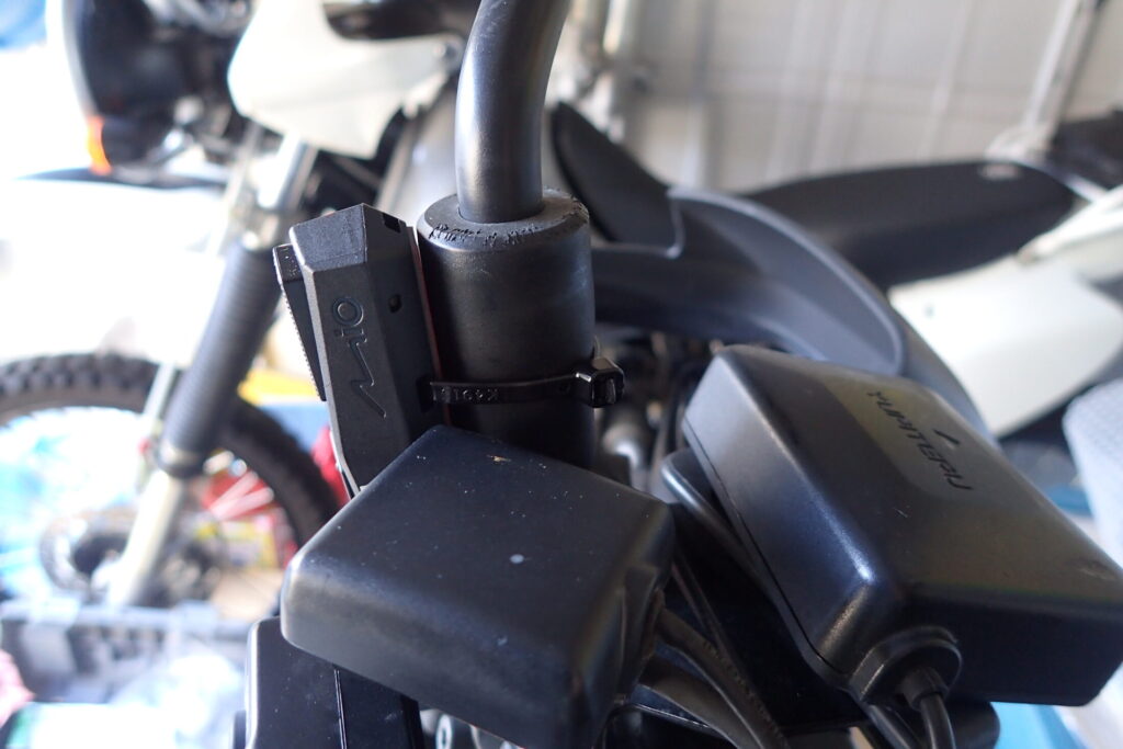 【操作スイッチ】 デイトナ M820WDのイベント記録用スイッチの取り付け場所。操作しやすいようハンドルミラー固定部にタイラップで固定するバイク用ドラレコスイッチ。