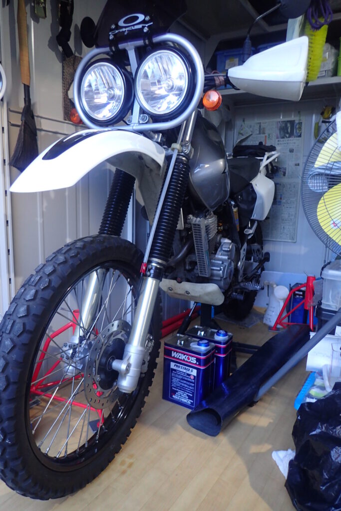 【作業準備】 XR BAJAのフロントブレーキパッド交換作業。スタンドでバイクを立てて整備する様子。