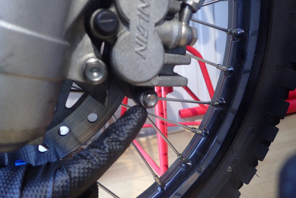 【パッドピン】 DRC製（ステンレス）ブレーキパッドピンの外し方。固着しやすい純正品から交換したカスタムパーツ。