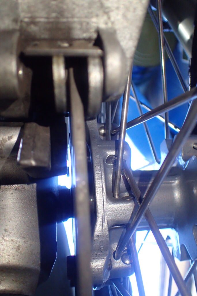 【残量確認】 バイクのブレーキパッド残量を車載状態でチェックする方法。交換時期の目安とパッドの溝を確認する。