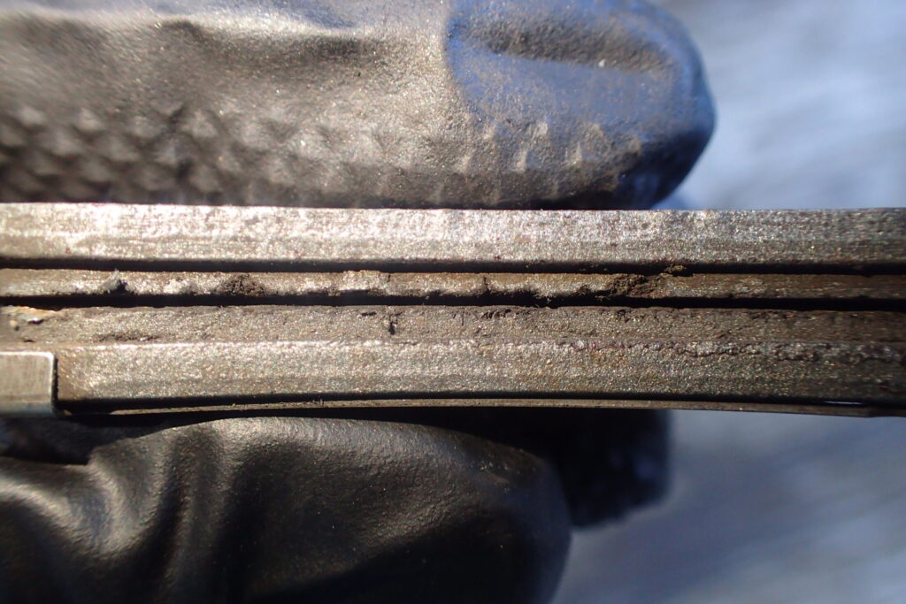 摩耗した古いブレーキパッド（溝なし）