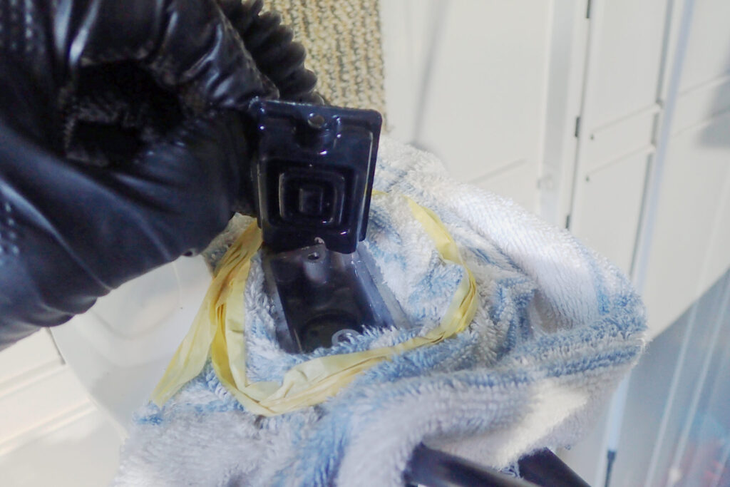 【フルード確認】 ブレーキフルード液面を確認するため、フロントマスターシリンダーの蓋とダイヤフラムを外した状態。