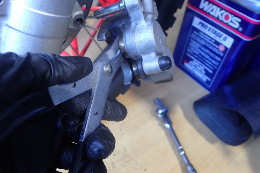 【ピストン清掃】 ブレーキキャリパーピストンの清掃方法。ブラシやツールを使ってピストン全周の汚れを落とすメンテナンス。