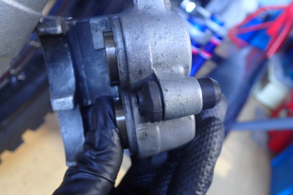 【ピストン戻し】 新品パッド装着のためにブレーキキャリパーピストンを押し戻す作業。両方のピストンを同時に戻すコツ。