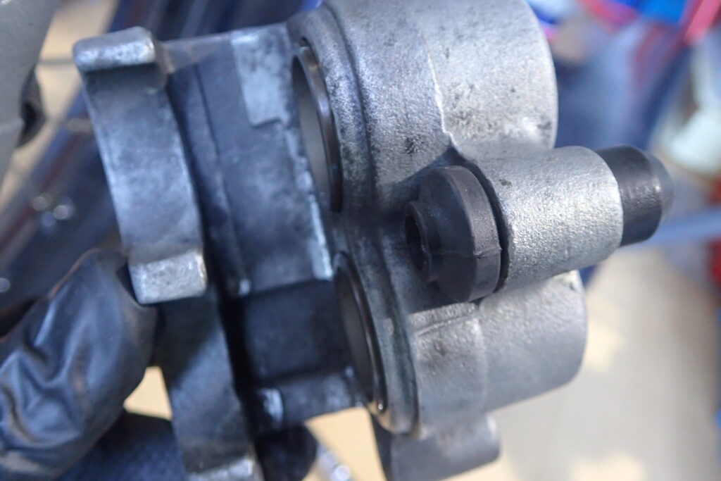 【ピストン戻し】 新品パッド装着のためにブレーキキャリパーピストンを押し戻す作業。両方のピストンを同時に戻すコツ。