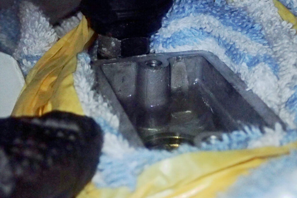 【液面変化】 ブレーキキャリパーピストン押し戻し後のマスターシリンダー液面の上昇。フルード吸い取りの必要性を視覚的に示す。