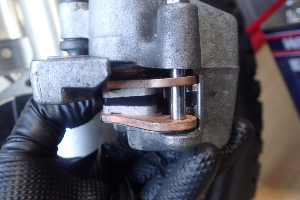 【パッド装着】 デイトナ ゴールデンパッドχ（新品）をブレーキキャリパーに取り付けた状態。キャリパーを車体に戻す前の確認。