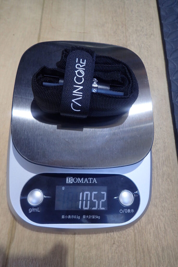 バイク用ヘルメット盗難防止におすすめのダイヤル式ワイヤーロックの重量を量っているところ.