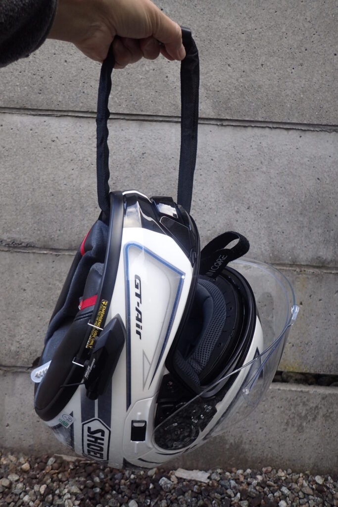 バイク用ヘルメット盗難防止におすすめのダイヤル式ワイヤーロックがどの程度の長さか分かるように,ヘルメットのチンガードに取り付けて,使用時の長さが分かる写真