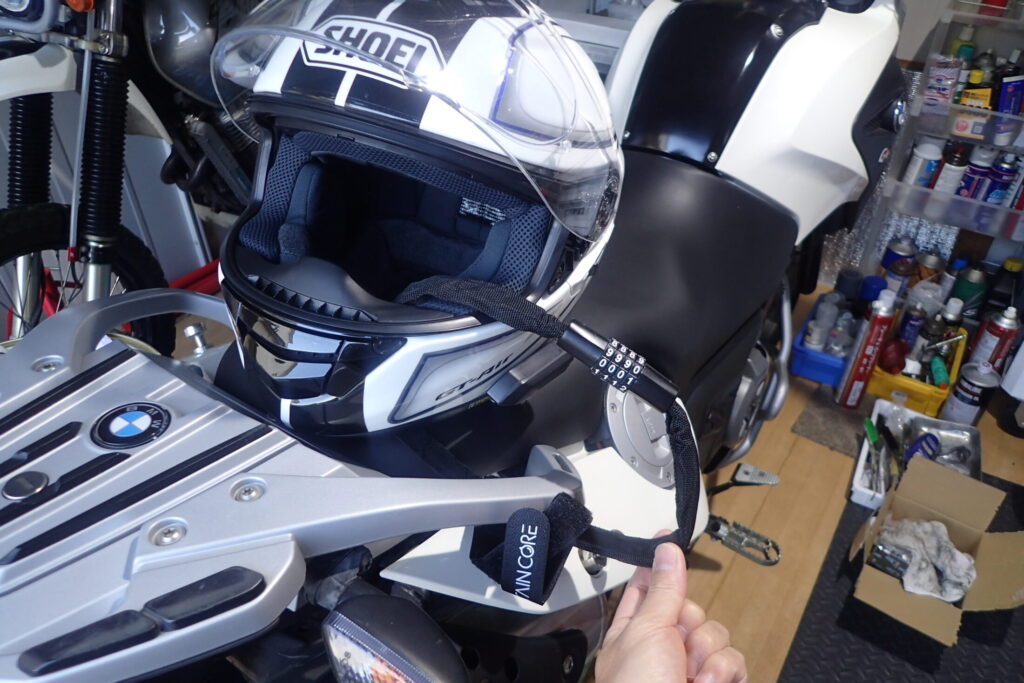 ツーリング中のヘルメット盗難防止対策としてヘルメットをシートに置き,グラブバーにワイヤーロックをかけた様子