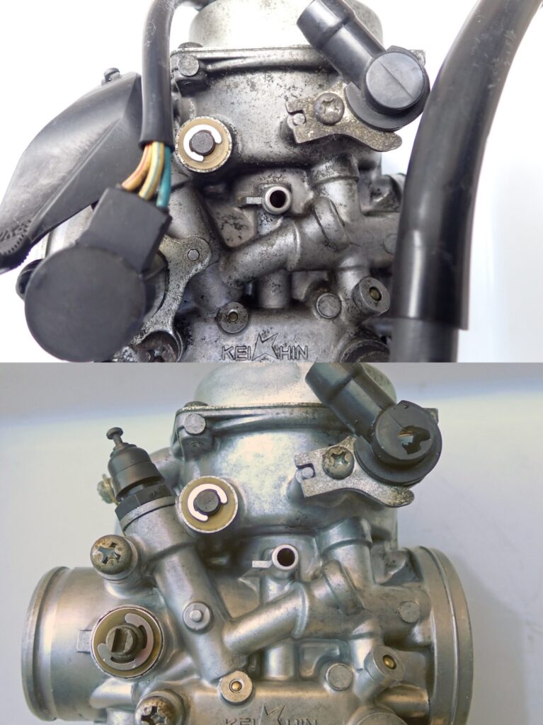 キャブレター側面の清掃前後比較。アルミ表面の黒ずみや油汚れが解消され、金属の質感が大きく改善している
