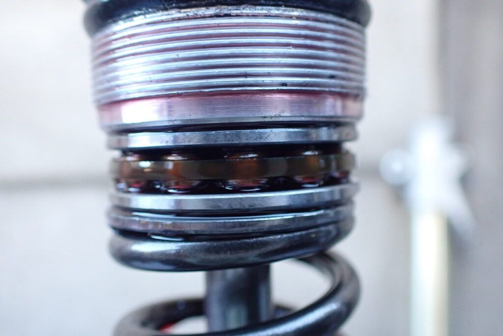 XR250 BAJAのフロントフォークトップキャップ内にスラストベアリングを設置した状態。17mmナットとのフィッティング確認