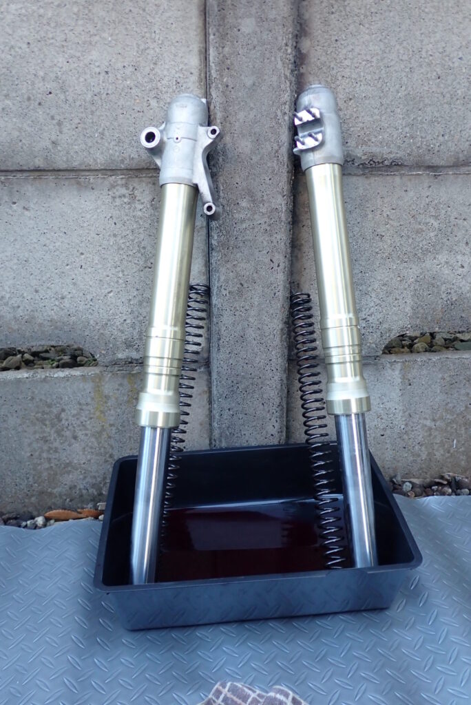 XR250 BAJAのフロントフォークから古いフォークオイルを排出する様子