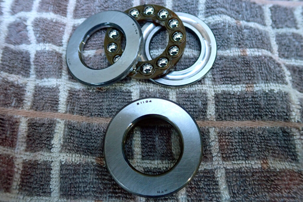 XR250のフォークスプリング上部に使用するNTN製単式スラスト玉軸受51100（外径35mm・内径20mm・厚さ10mm）