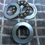 XR250 BAJAのフロントフォークにNTN製スラストベアリング51100を装着してサスペンションの摩擦低減を図るカスタムの様子