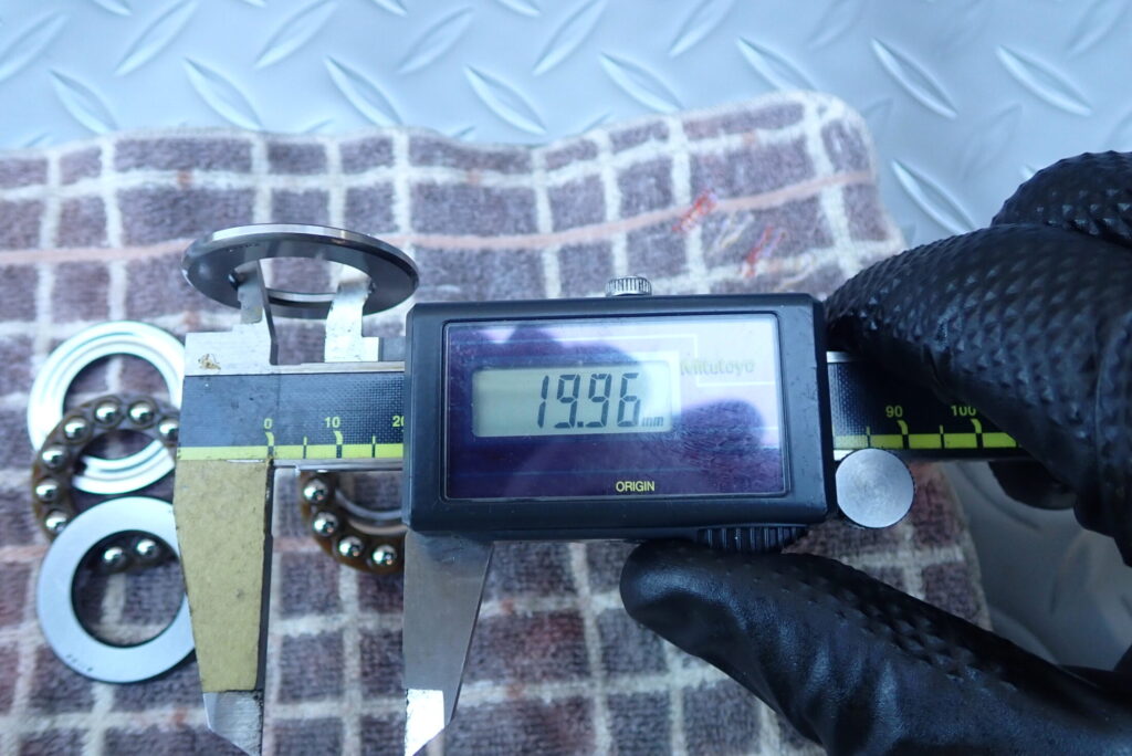 XR250のフォークスプリング上部に使用するNTN製単式スラスト玉軸受51100（外径35mm・内径20mm・厚さ10mm）