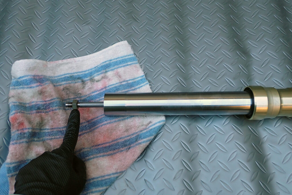 XR250 BAJAのフロントフォークを分解している様子