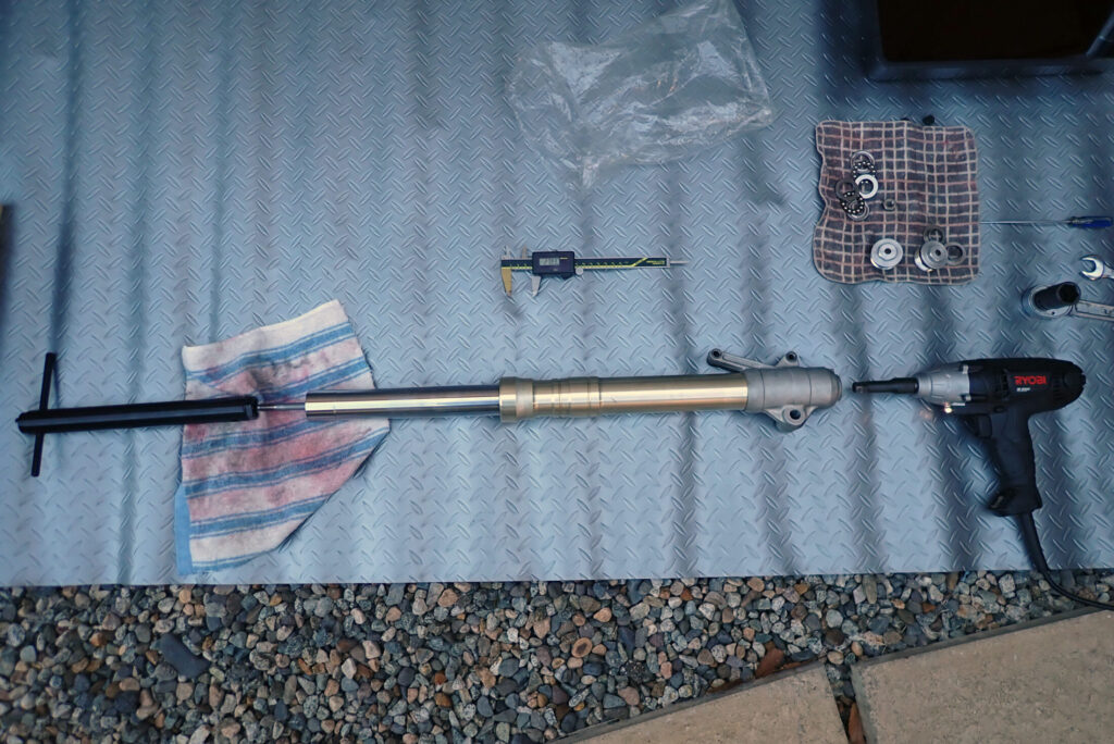 XR250 BAJAのフロントフォークを分解している様子