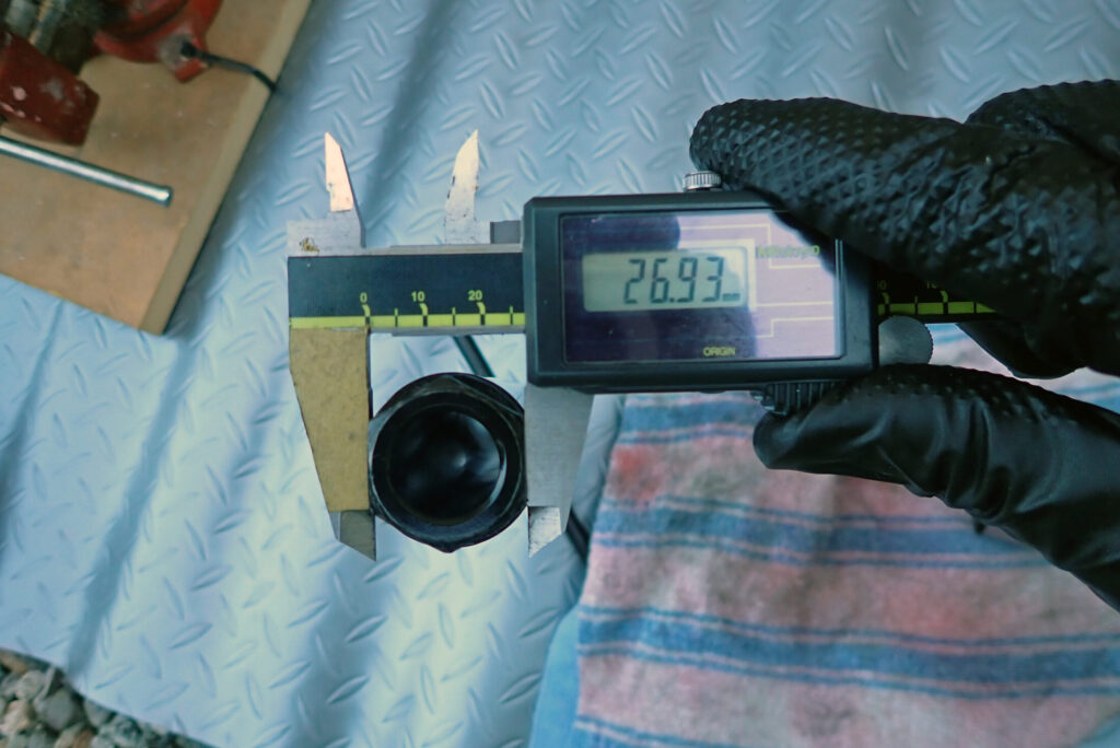 XR250 BAJAのフロントフォークを分解するのに必要な特殊工具の計測．