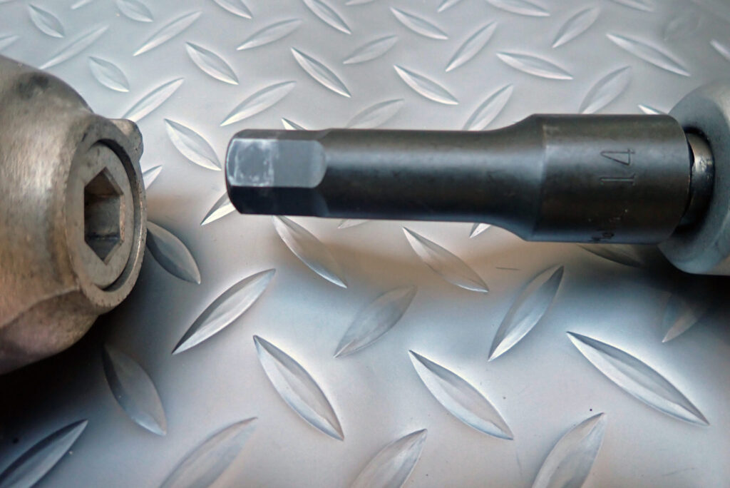 XR250 BAJAのフロントフォークを分解するのに必要な工具の紹介．