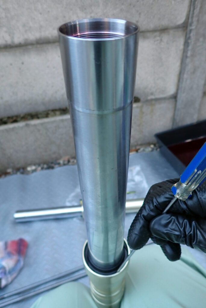 マイナスドライバーを使用したダストシールとスナップリングの取り外し作業