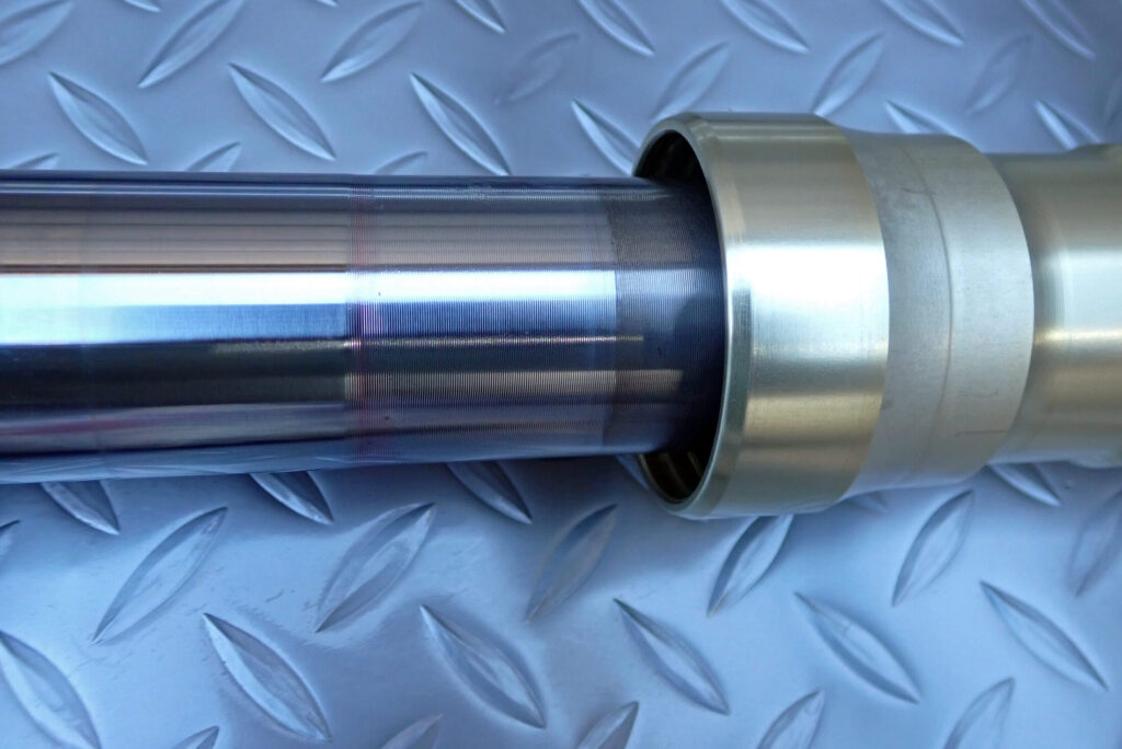 スライディングハンマーの要領でインナーチューブとアウターチューブを分離する工程