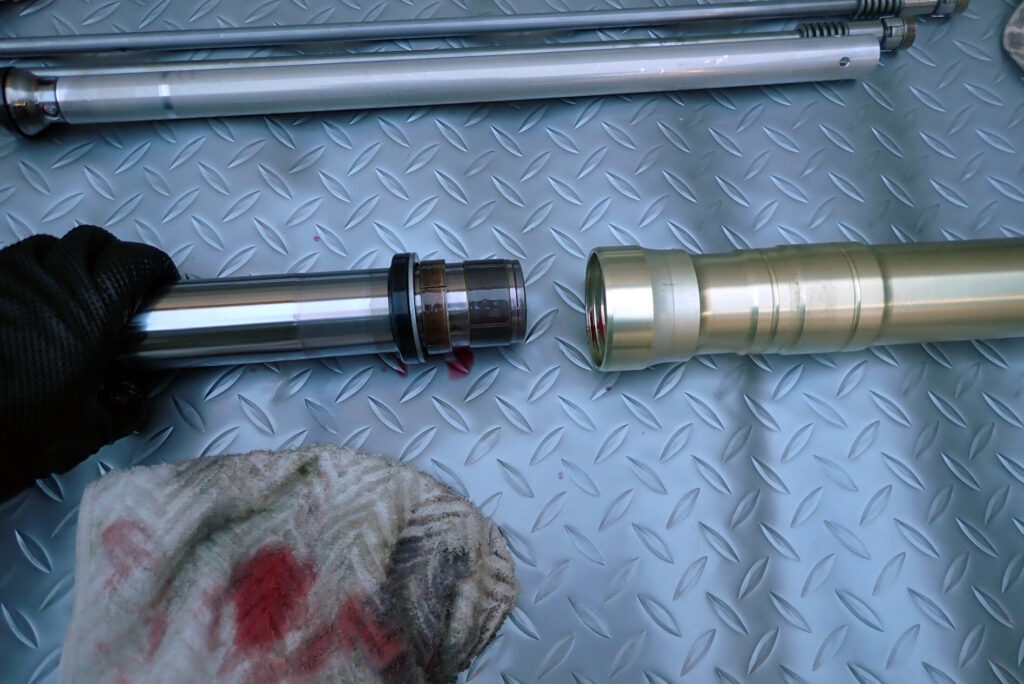 スライディングハンマーの要領でインナーチューブとアウターチューブを分離する工程