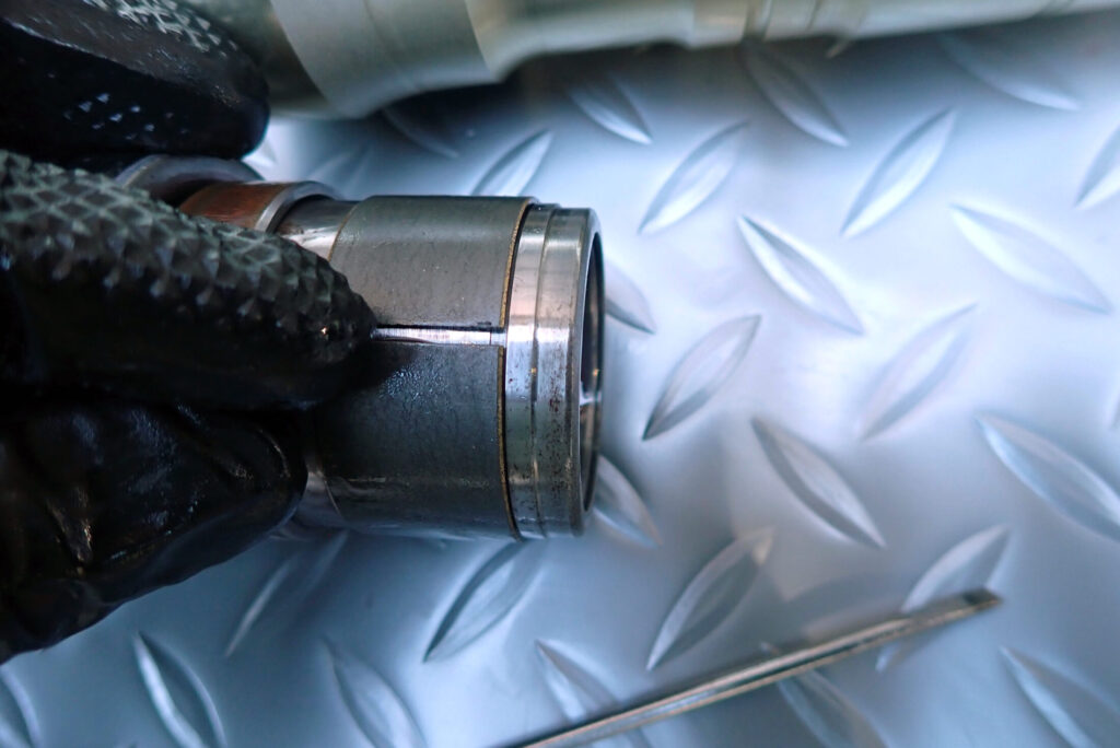 インナーチューブからフォークチューブブッシュを外す様子．