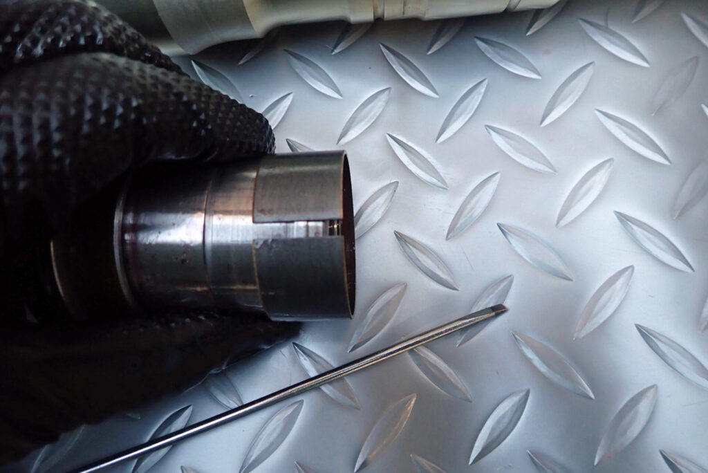 インナーチューブからフォークチューブブッシュを外す様子．