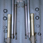 ホンダ XR250 BAJA フロントフォークの分解・オーバーホール作業の様子