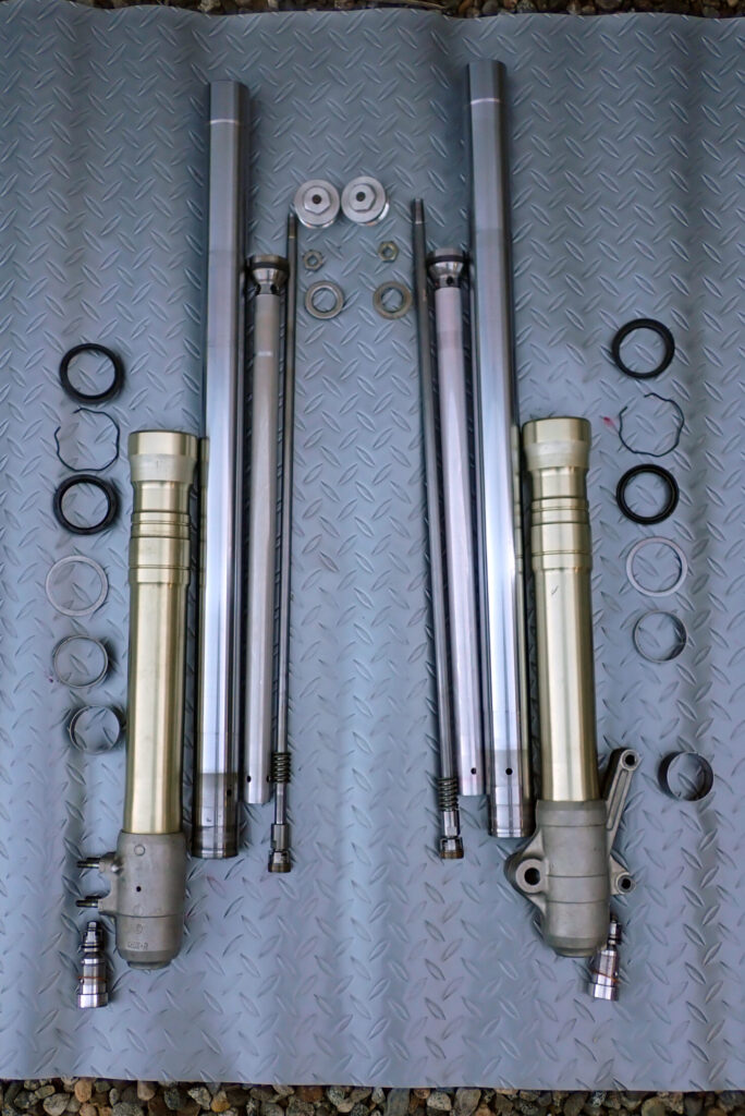 バラバラに分解されたXR250 BAJA フロントフォークの内部構成パーツ一覧