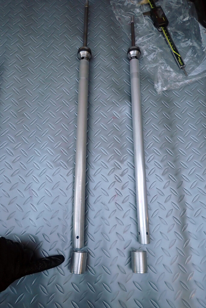 バラバラに分解されたXR250 BAJA フロントフォークの内部構成パーツ一覧