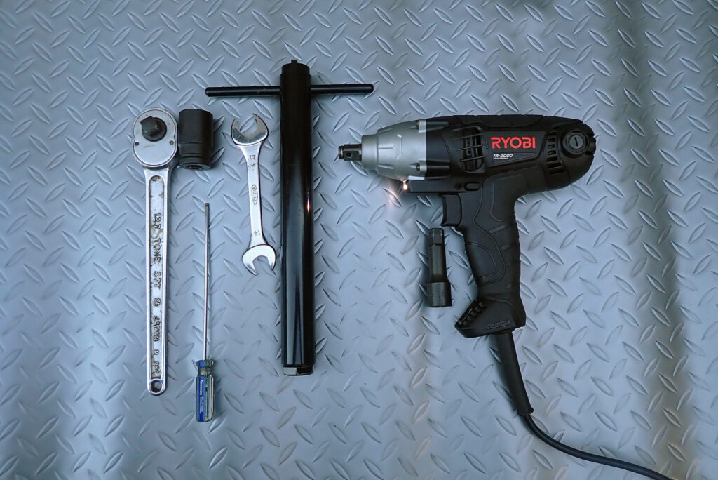 XR250のフロントフォーク分解に使用する工具一式（レンチ、ソケットなど）