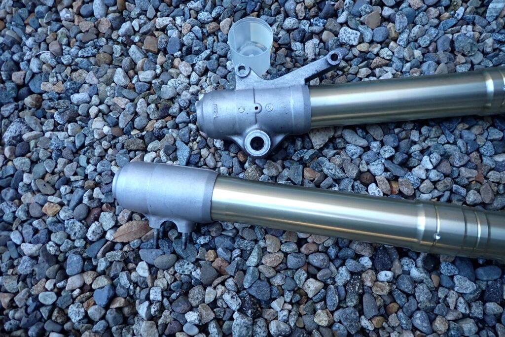 ケルヒャーでウェットブラスト洗浄を行う前のXR BAJAフロントフォーク・アンダーブラケット（アルミパーツ）