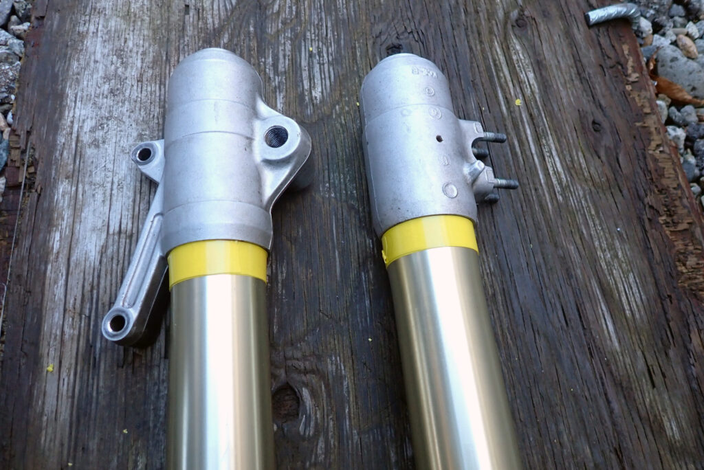 ウェットブラストの研磨材による損傷を防ぐため、ビニールテープで境界をマスキングする作業工程