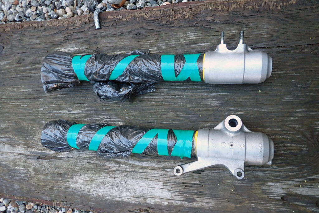 フロントフォークのアウターチューブ（アルマイト部分）をゴミ袋で保護したウェットブラストの養生