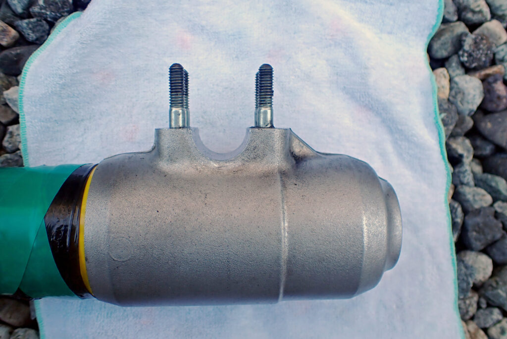 数年前の洗浄では落としきれなかったXR BAJAアンダーブラケットのアルミ酸化汚れと腐食の状態