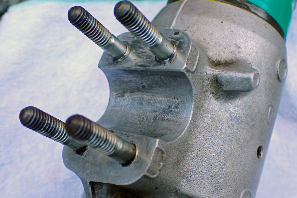 アルミダイキャストパーツの入り組んだ箇所に残る汚れの状態（ウェットブラスト施工前）