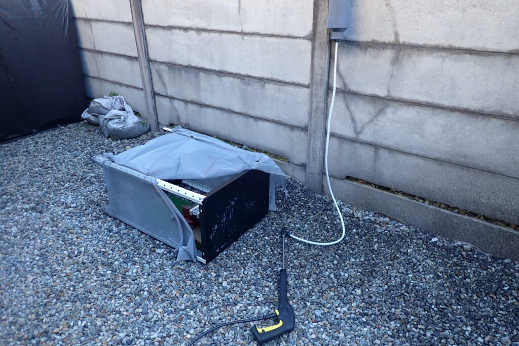 ケルヒャー高圧洗浄機のガンに装着したウェットブラストキット作業状況の全景．