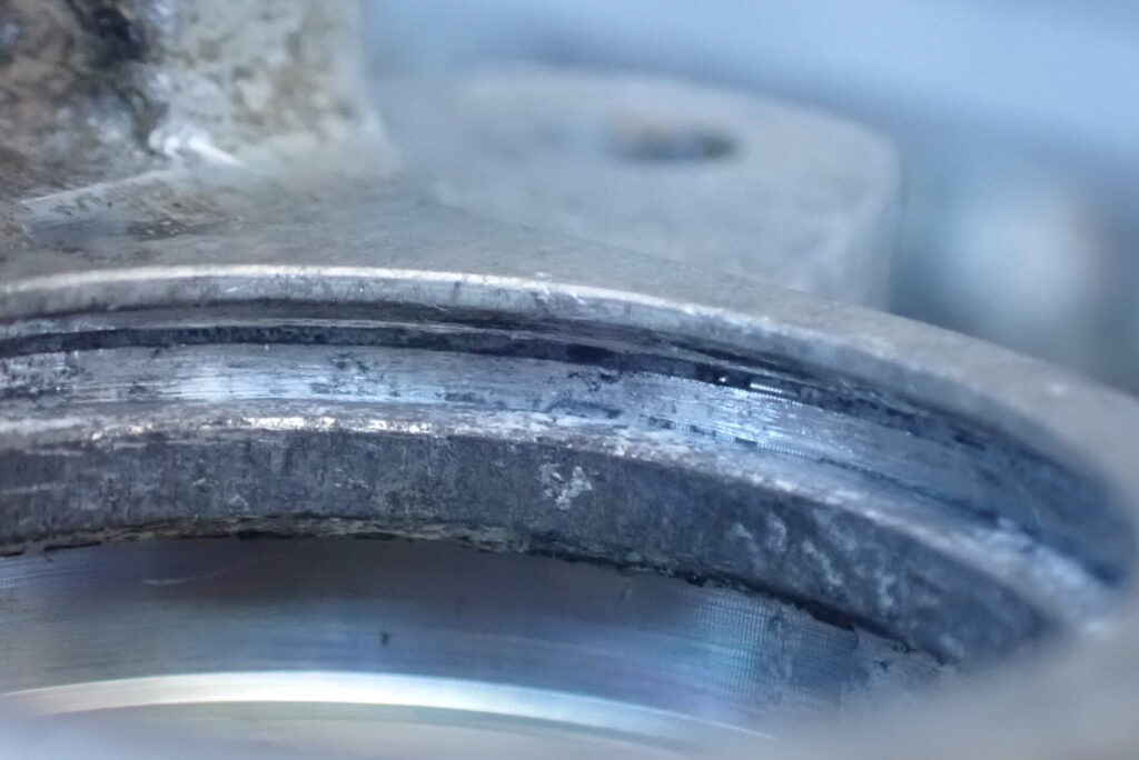 ウェットブラスト施工前の、バイク（XR250 BAJA）のリアブレーキキャリパーのシール溝．汚れが目立つ．