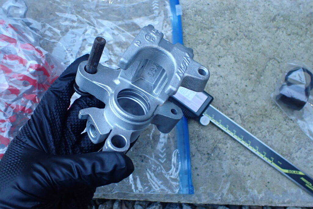 ケルヒャーでのウェットブラスト完了後。白サビが除去され、美しい状態に仕上がったバイク（XR250 BAJA）のリアブレーキキャリパー