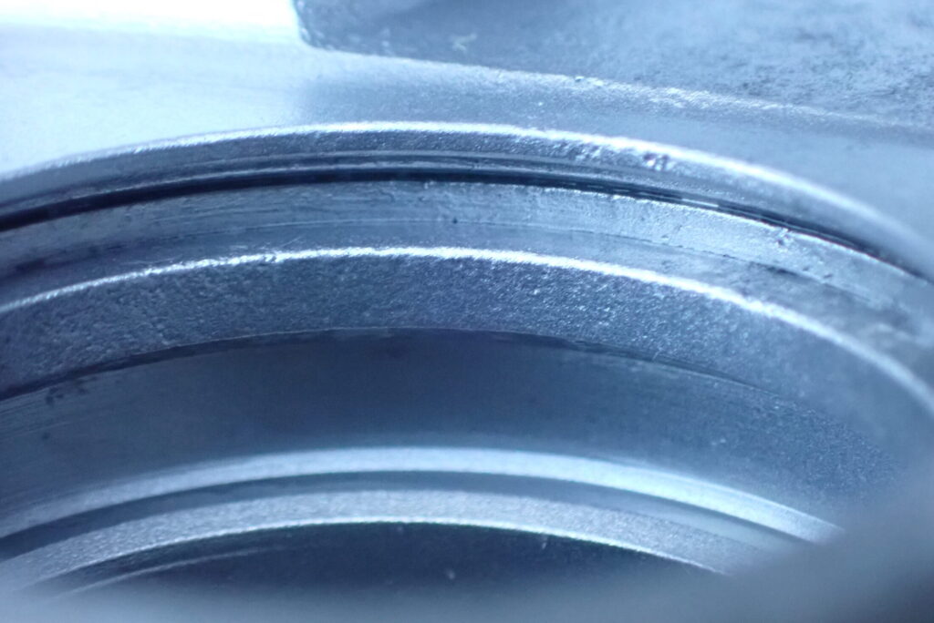 ウェットブラスト施工後の、バイク（XR250 BAJA）のリアブレーキキャリパーのシール溝．ほとんどの汚れが取れている．