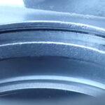 ケルヒャーの高圧洗浄機とガラスビーズを使用してバイクのリアブレーキキャリパーのシール溝をキレイにした写真．