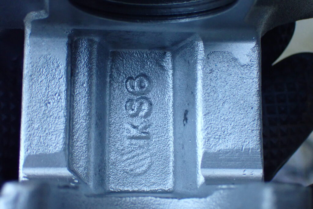 ケルヒャーでのウェットブラスト完了後。白サビが除去され、美しい状態に仕上がったバイク（XR250 BAJA）のリアブレーキキャリパー．汚れで見えなかった刻印が見えるようになった．