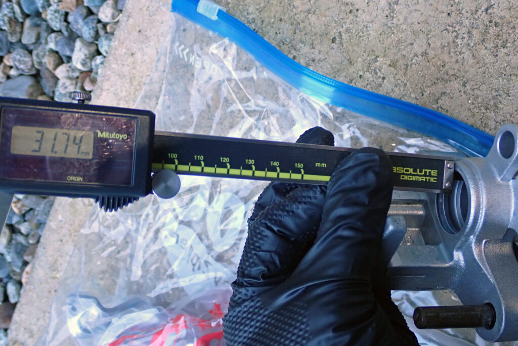 XR250 BAJAのリアブレーキキャリパー内部の深さを測定し、ピストンの適合性を確認（31.74mm）。