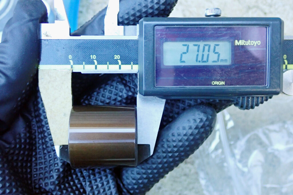 カシマコート仕様のリアキャリパーピストンの全長（27.05mm）を計測。純正品との寸法差を検証中。